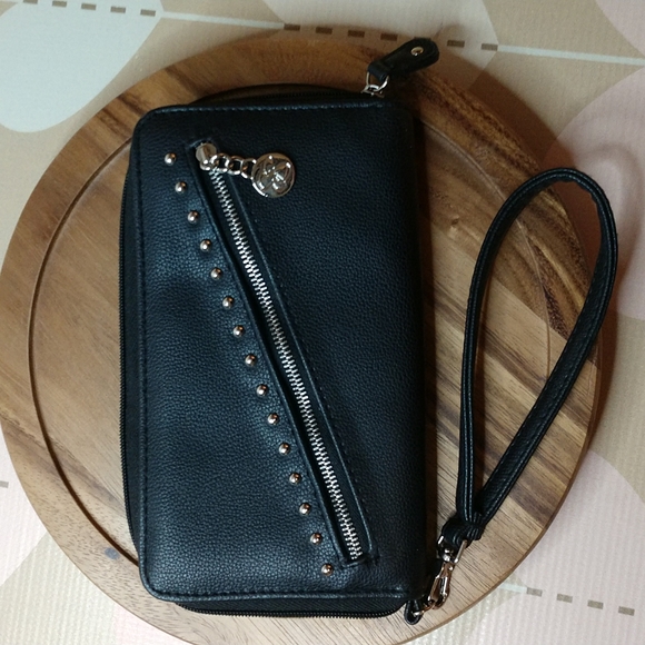 Jessica Simpson Handbags - Jessica Simpson wallet/wristlet. Size 7.5x4.5"